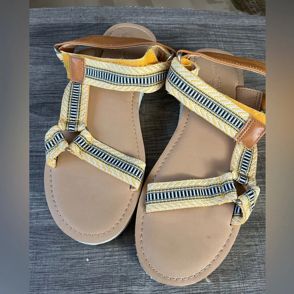 Universal Thread practically new yellow sandals. Size 10 outdoor utility sandals - Picture 1 of 6